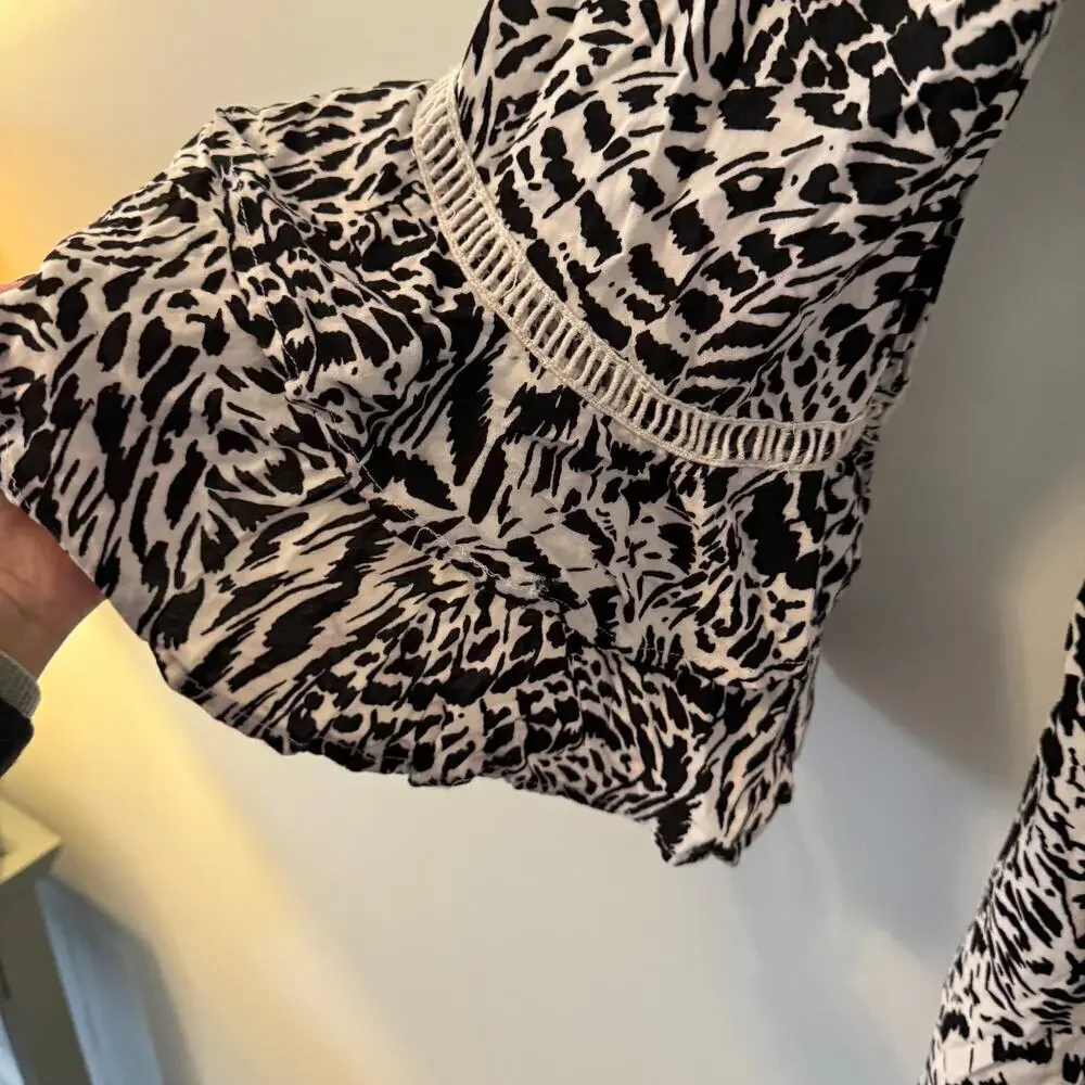 Blue Island Black and White Ruffled Bell Sleeve Adjustable Coverup size Large